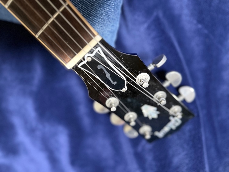 gibson Memphis 2015 ES-335 indigo Blue（ピアノ・楽器・PA機材）の商品画像 - 査定依頼日：2026年4月25日 - 最高査定価格：250,000円