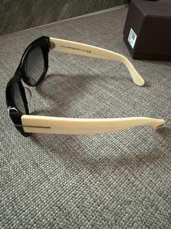 TOM FORDサングラス Cary TF58 05B（古着・ファッション）の商品画像 - 査定依頼日：2025年5月17日 - 最高査定価格：4,100円