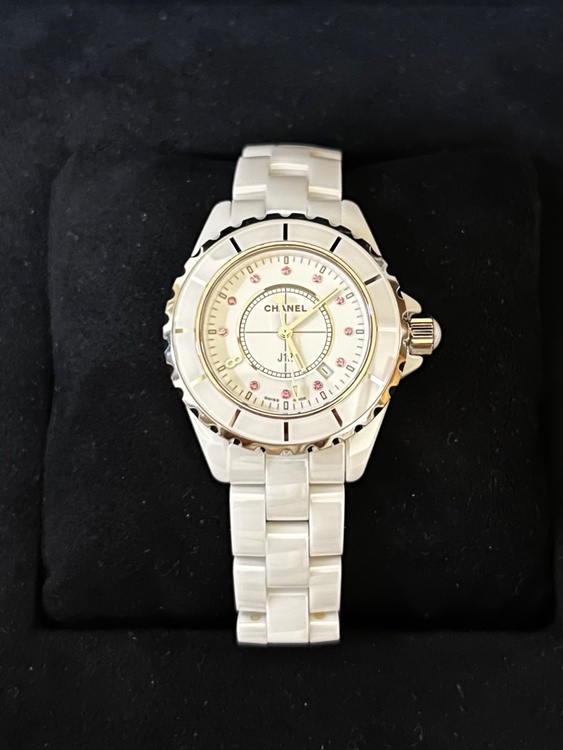 CHANEL J12 33mm H2054 銀座ブティック 限定モデル レディース 腕時計11Pピンクサファイヤクォーツ（高級時計）の商品画像 - 査定依頼日：2026年8月28日 - 最高査定価格：400,000円