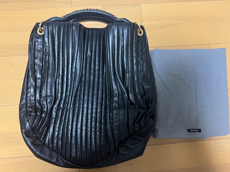 ミュウミュウ  （ブランドバッグ）の商品画像 - 査定依頼日：2026年1月5日 - 最高査定価格：35,000円