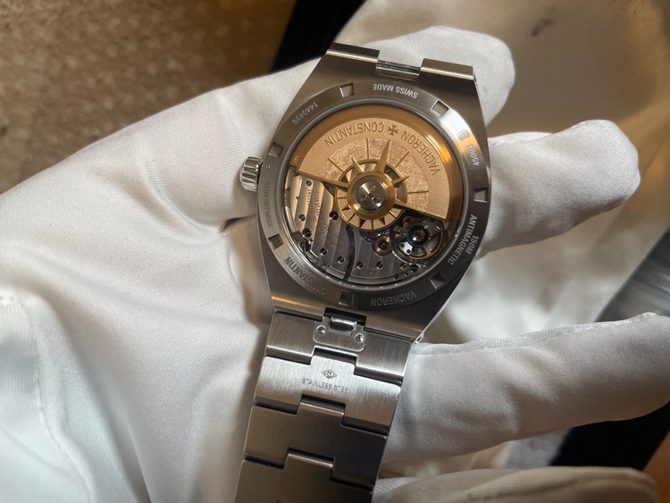 ヴァシュロン コンスタンタン オーヴァーシーズ 4500V/110A-b12（高級時計）の商品画像 - 査定依頼日：2025年9月19日 - 最高査定価格：3,350,000円