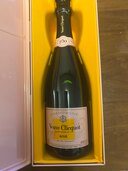 シャンパン ヴーヴ・クリコ （お酒）の商品画像 - 査定依頼日：2024年2月8日 - 最高査定価格：7,000円