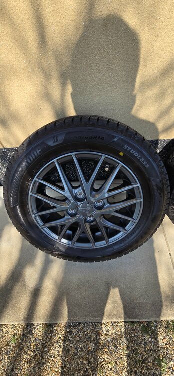 スタドレスタイヤ、ホイール（カー用品）の商品画像 - 査定依頼日：2026年4月4日 - 最高査定価格：10,000円