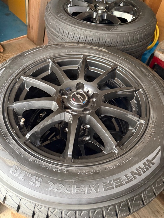 17インチスタッドレスホイルタイヤ（カー用品）の商品画像 - 査定依頼日：2026年3月5日 - 最高査定価格：5,000円