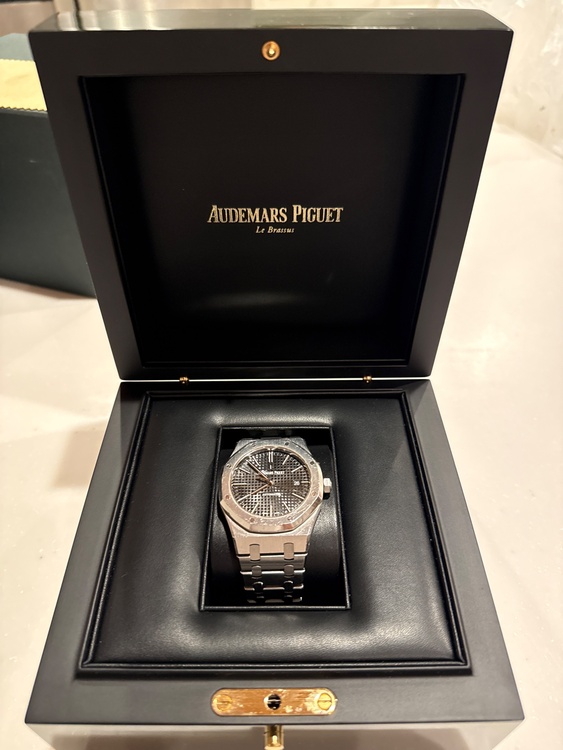 オーデマピゲ ロイヤルオーク 15400（高級時計）の商品画像 - 査定依頼日：2026年1月26日 - 最高査定価格：5,300,000円