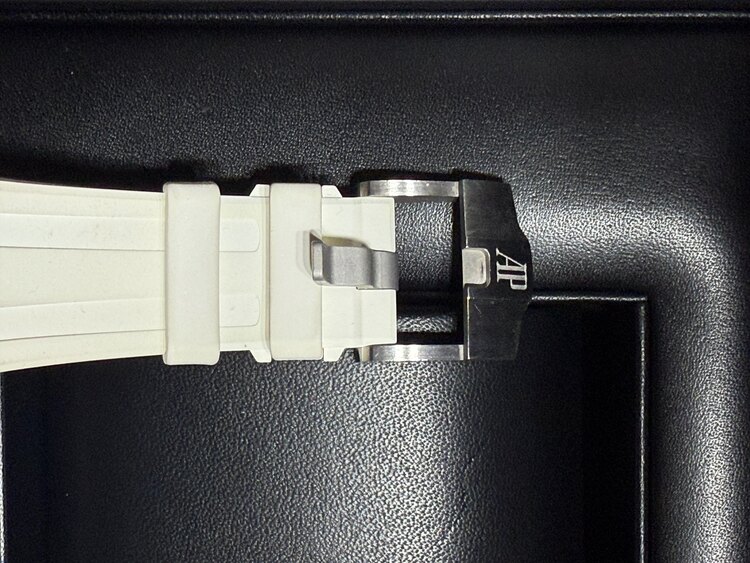 ロイヤルオークオフショア ベゼルダイヤ 37mm（高級時計）の商品画像 - 査定依頼日：2025年5月20日 - 最高査定価格：2,750,000円