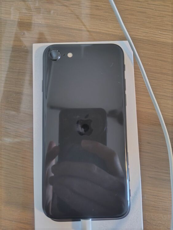 iPhone SE (第 2 世代) 64GB SIMフリー（スマホ）の商品画像 - 査定依頼日：2025年8月31日 - 最高査定価格：14,000円