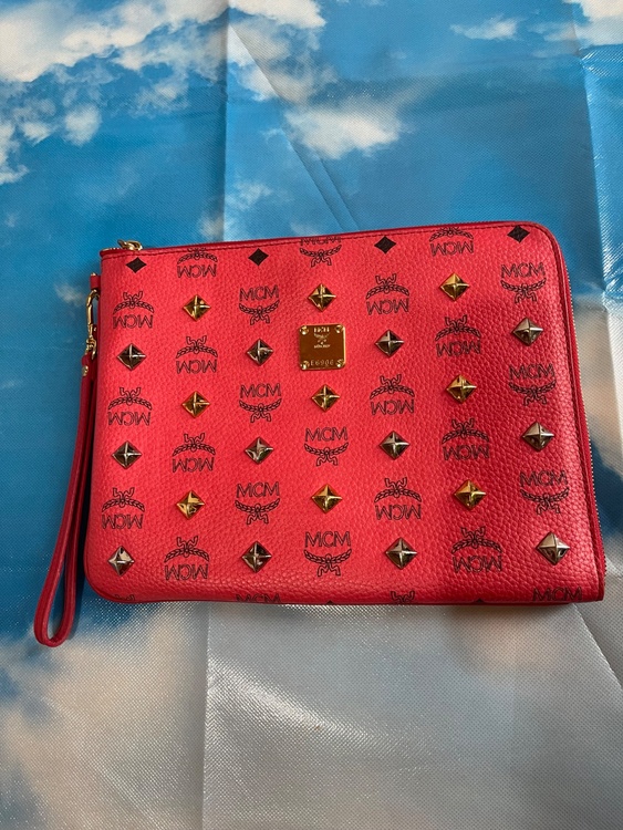 MCM ヴィセトス スタッズ リストレット クラッチバッグ（ブランドバッグ）の商品画像 - 査定依頼日：2026年4月29日