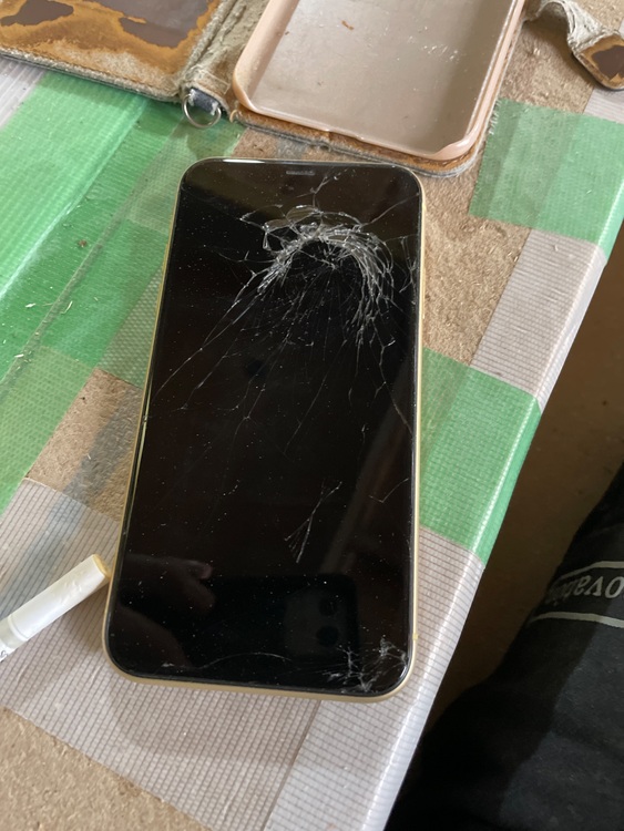 iPhone XR（スマホ）の商品画像 - 査定依頼日：2025年10月4日 - 最高査定価格：500円