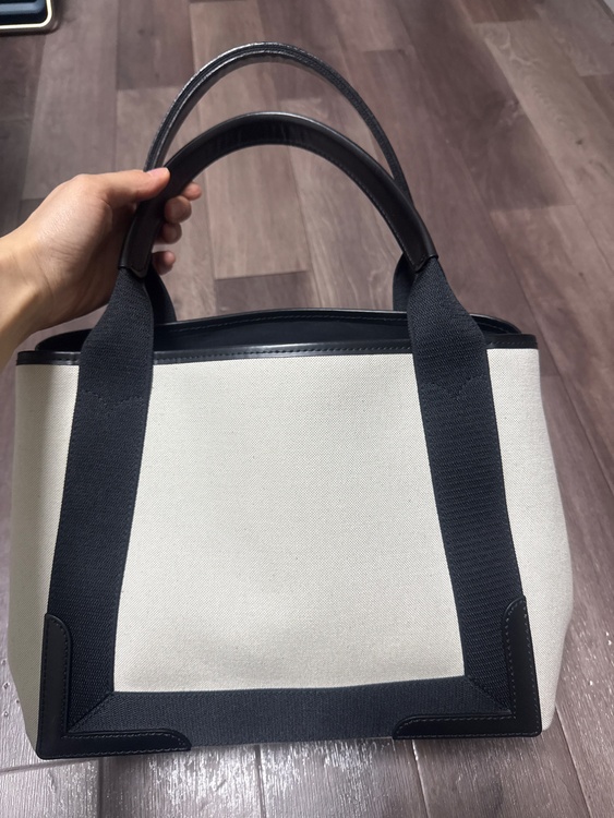 バレンシアガネイビーカバス（ブランドバッグ）の商品画像 - 査定依頼日：2025年12月21日 - 最高査定価格：60,000円