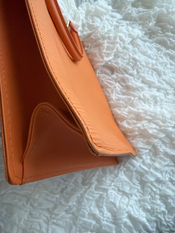 LOUIS VUITTON ルイヴィトン M5908H サックプラGM ハンドバッグ 縦型トート エピ トートバッグ マンダリン オレンジ ユニセックス（ブランドバッグ）の商品画像 - 査定依頼日：2026年9月28日 - 最高査定価格：20,000円