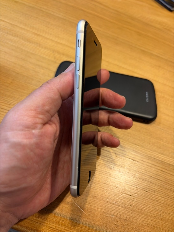 iPhone SE (第 3 世代) 128GB au（スマホ）の商品画像 - 査定依頼日：2026年4月21日 - 最高査定価格：24,000円