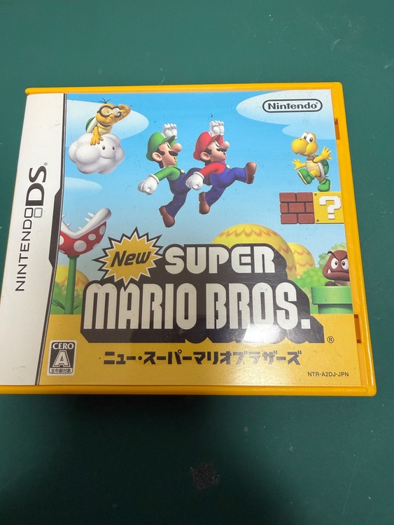 任天堂DSi本体、充電器、マリオブラザーズソフト（ゲーム機本体・ゲームソフト）の商品画像 - 査定依頼日：2026年8月25日 - 最高査定価格：700円
