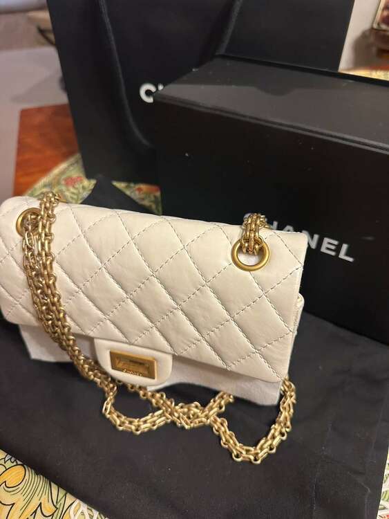 シャネルショルダーバッグ　マトラッセ　白　2.55（ブランドバッグ）の商品画像 - 査定依頼日：2025年4月24日 - 最高査定価格：400,000円