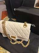 シャネルショルダーバッグ　マトラッセ　白　2.55（ブランドバッグ）の商品画像 - 査定依頼日：2025年4月24日 - 最高査定価格：400,000円