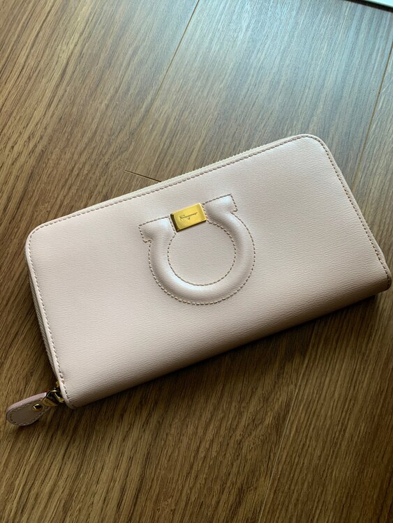 フェラガモ  （ブランドバッグ）の商品画像 - 査定依頼日：2025年3月14日 - 最高査定価格：2,000円