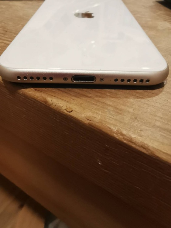 iPhone SE (第 3 世代) 128GB docomo（スマホ）の商品画像 - 査定依頼日：2026年2月22日 - 最高査定価格：24,000円