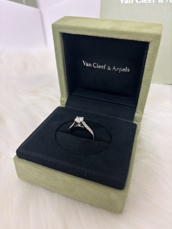 Van Cleef & Arpels ロマンス　指輪　ダイヤモンド0.5カラット（宝石）の商品画像 - 査定依頼日：2024年6月7日 - 最高査定価格：300,000円