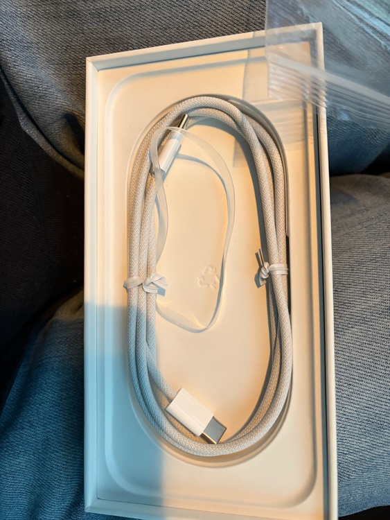iPhone iPhone 16 Pro 256GB SIMフリー（スマホ）の商品画像 - 査定依頼日：2026年9月25日 - 最高査定価格：121,000円