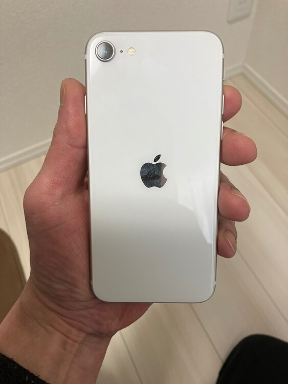 iPhonese第二世代（スマホ）の商品画像 - 査定依頼日：2025年4月8日 - 最高査定価格：10,000円