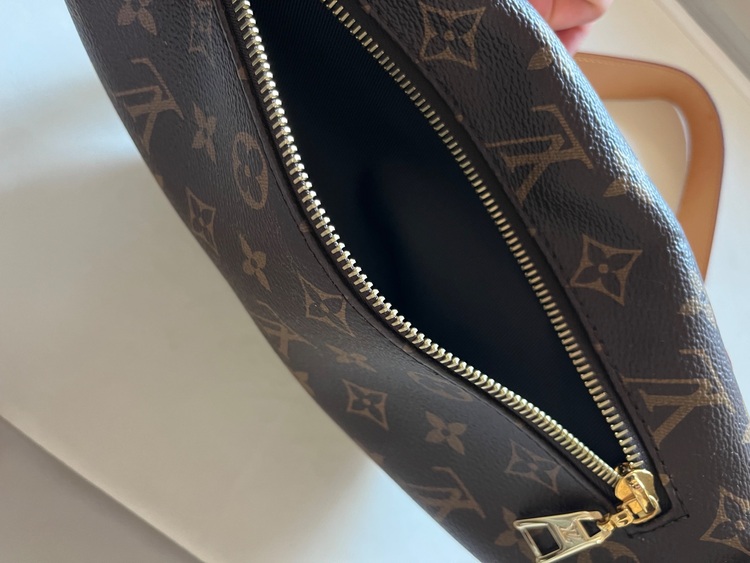 バムバッグ（ブランドバッグ）の商品画像 - 査定依頼日：2025年8月4日 - 最高査定価格：250,000円