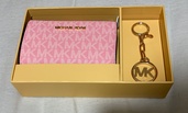 JET SET TRAVEL ビルフォールド ジップ コイン ウィズ キーフォブ ミディアム - MKシグネチャー（ブランド財布・小物）の商品画像 - 査定依頼日：2026年8月13日 - 最高査定価格：100,000円