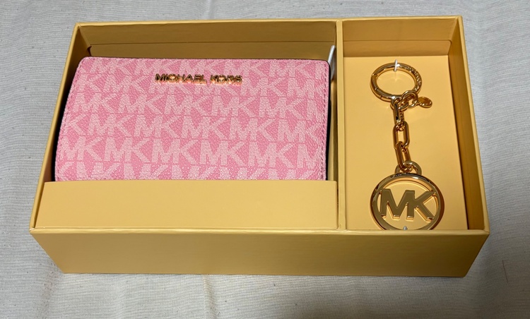 JET SET TRAVEL ビルフォールド ジップ コイン ウィズ キーフォブ ミディアム - MKシグネチャー（ブランド財布・小物）の商品画像 - 査定依頼日：2026年8月13日 - 最高査定価格：100,000円
