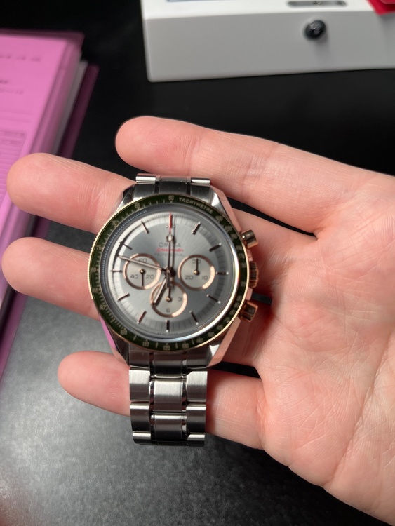 オメガ スピードマスター 5222042300600（高級時計）の商品画像 - 査定依頼日：2026年4月15日 - 最高査定価格：930,000円