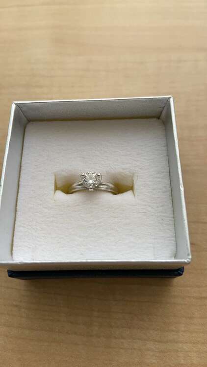 デビアス　ダイヤモンドリング（宝石）の商品画像 - 査定依頼日：2024年5月26日 - 最高査定価格：400,000円