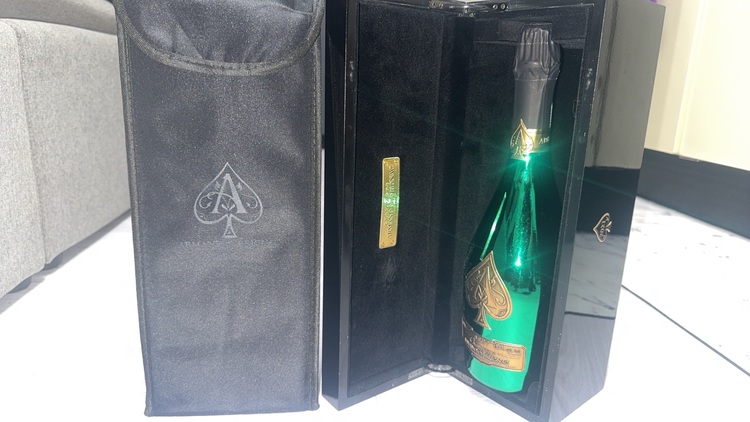 シャンパン アルマン・ド・ブリニャック （お酒）の商品画像 - 査定依頼日：2025年9月30日 - 最高査定価格：125,000円