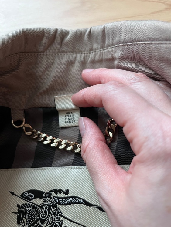 バーバリー　トレンチコート（古着・ファッション）の商品画像 - 査定依頼日：2025年8月10日 - 最高査定価格：2,000円