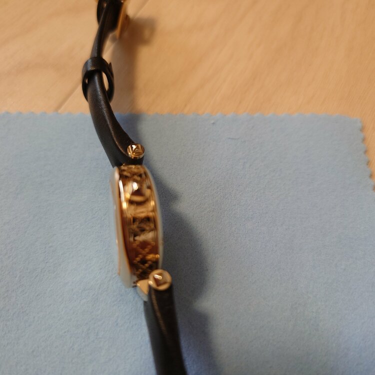 GUCCI レディース腕時計 141.5 ゴールド ブラック（高級時計）の商品画像 - 査定依頼日：2026年10月9日 - 最高査定価格：100,000円