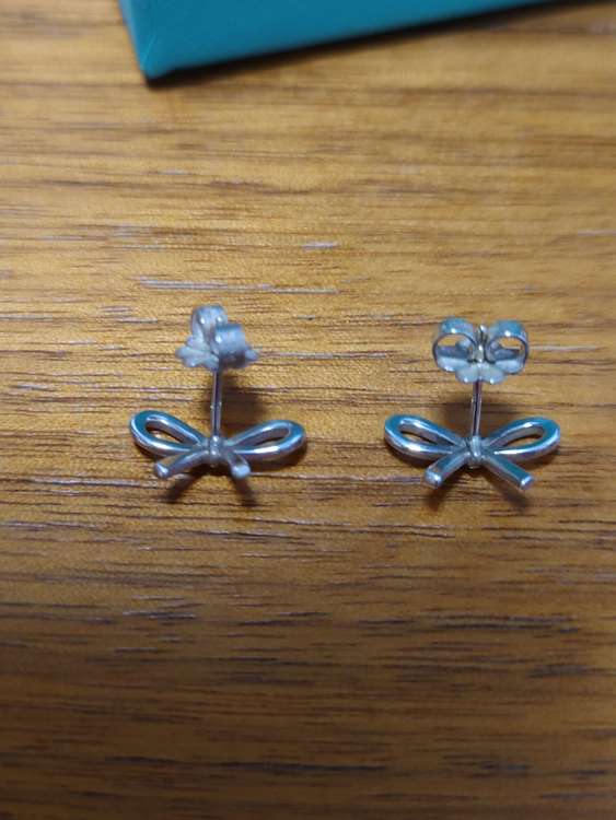 ティファニーリボンピアス（金・貴金属）の商品画像 - 査定依頼日：2022年8月19日 - 最高査定価格：3,000円