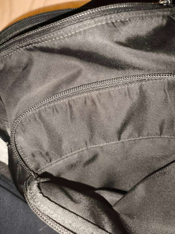 ナイロンショルダーバッグ（ブランドバッグ）の商品画像 - 査定依頼日：2025年4月27日 - 最高査定価格：30,000円