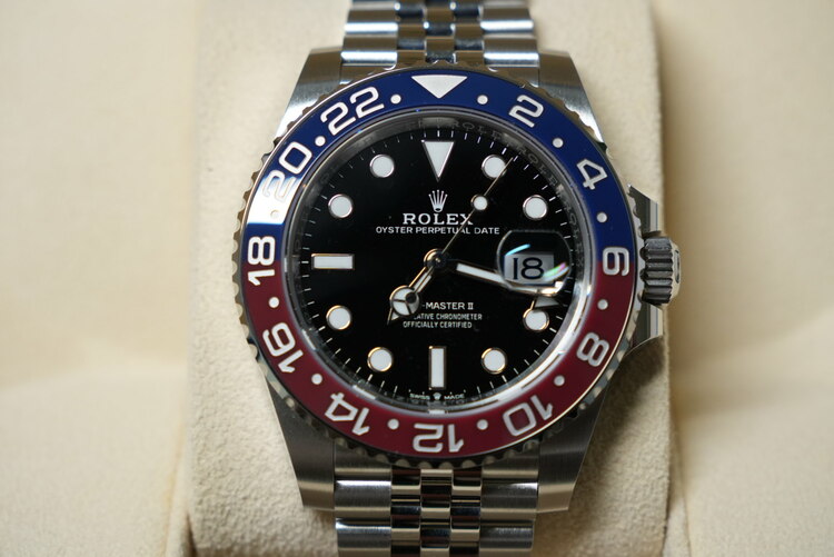 ロレックス GMTマスター 126710blr（高級時計）の商品画像 - 査定依頼日：2025年12月16日 - 最高査定価格：3,630,000円