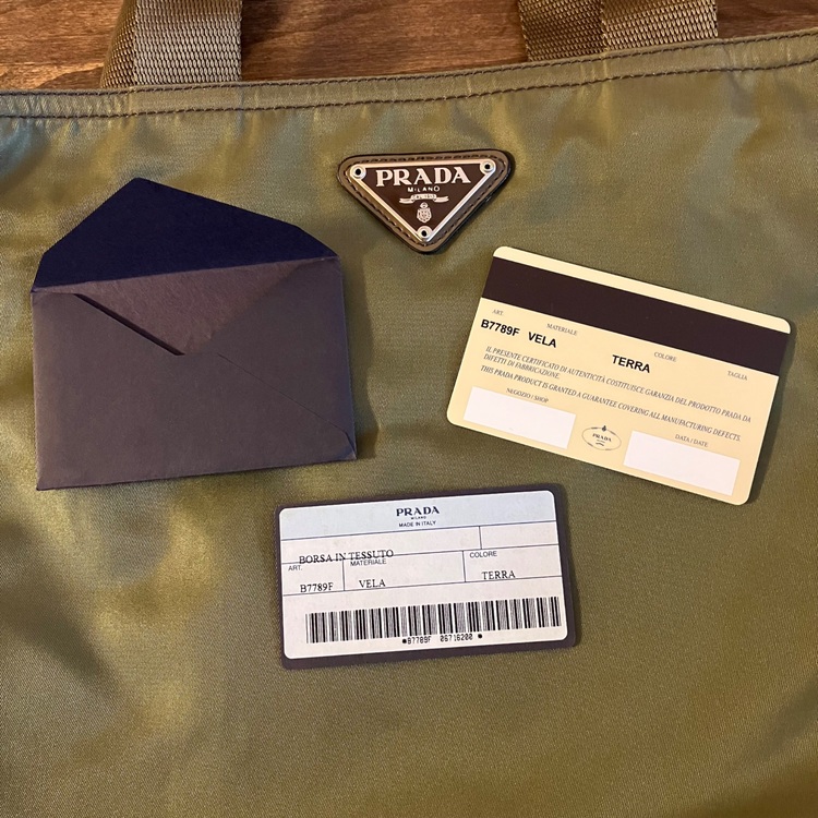 プラダ　手提げカバン　カーキ（ブランドバッグ）の商品画像 - 査定依頼日：2025年11月10日 - 最高査定価格：25,000円