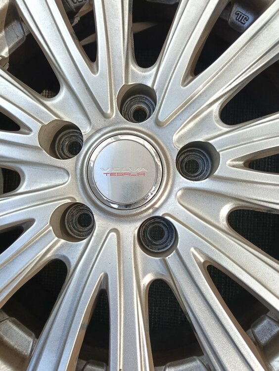 スタッドレスタイヤ付アルミホイール（カー用品）の商品画像 - 査定依頼日：2026年1月3日 - 最高査定価格：500円