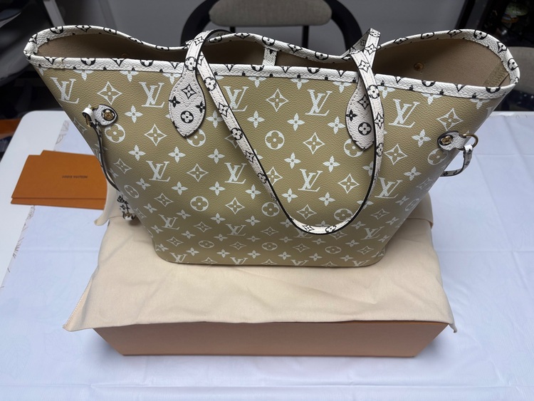 ルイヴィトン トートバッグ ネヴァーフル MM ジャイアント モノグラム カーキ（ブランドバッグ）の商品画像 - 査定依頼日：2025年9月26日 - 最高査定価格：220,000円