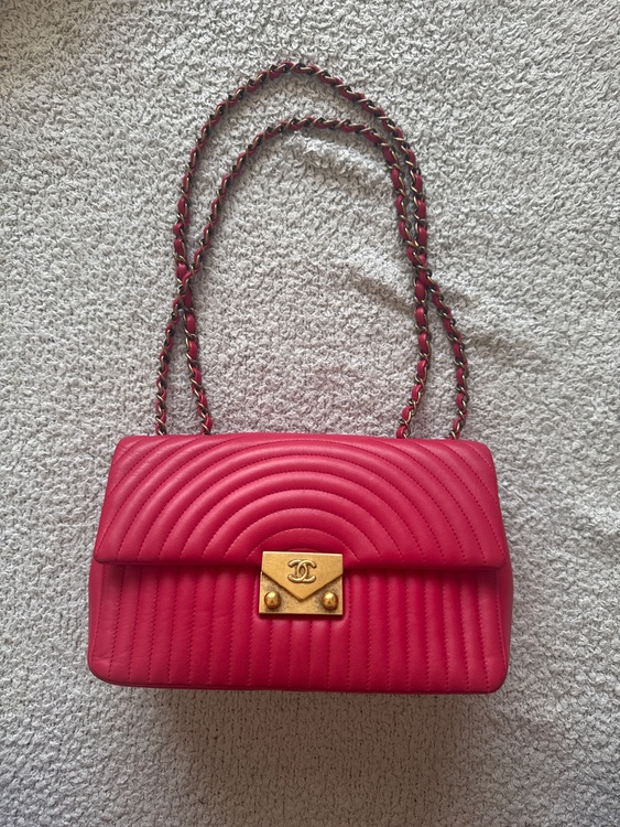 CHANELデザインステッチ ショルダーバッグ赤（ブランドバッグ）の商品画像 - 査定依頼日：2026年4月27日 - 最高査定価格：300,000円