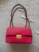 CHANELデザインステッチ ショルダーバッグ赤（ブランドバッグ）の商品画像 - 査定依頼日：2026年4月27日 - 最高査定価格：300,000円