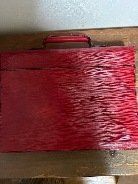 ルイヴィトン　LOUISVUITTON ブリーフケース セルヴィエット　エピ ビ（ブランドバッグ）の商品画像 - 査定依頼日：2025年2月27日 - 最高査定価格：10,000円