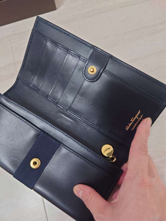 フェラガモ 長財布 ガンチーニ（ブランド財布・小物）の商品画像 - 査定依頼日：2022年9月16日 - 最高査定価格：2,000円