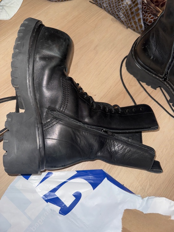 バレンシアガ  （ブランドバッグ）の商品画像 - 査定依頼日：2025年11月23日 - 最高査定価格：28,000円