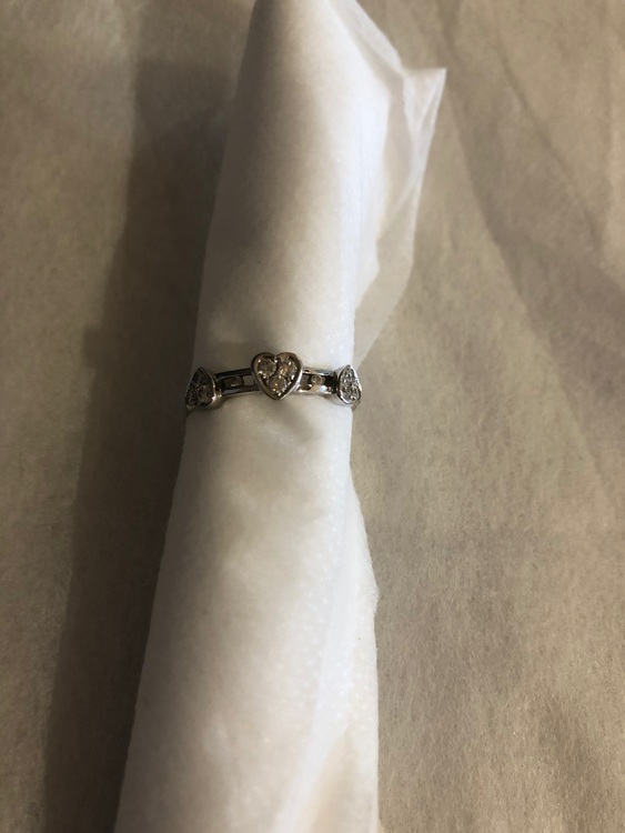 ティファニー、無名なネックレス、プラチナの指輪で小さいダイヤが３つ（金・貴金属）の商品画像 - 査定依頼日：2022年7月11日