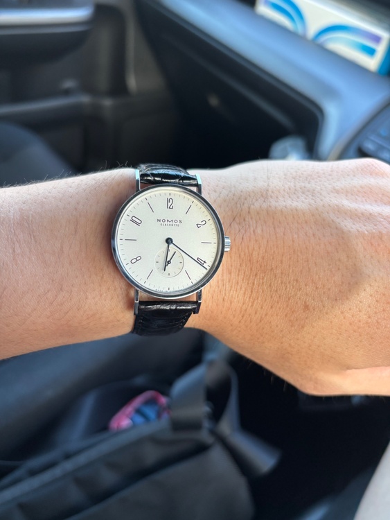 NOMOS タンジェント 35mm TN1A1W2（ブランド財布・小物）の商品画像 - 査定依頼日：2026年8月11日 - 最高査定価格：70,000円