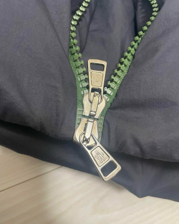 モンクレール JW Anderson コレクション マルチカラー ダウン（古着・ファッション）の商品画像 - 査定依頼日：2024年12月3日 - 最高査定価格：40,000円