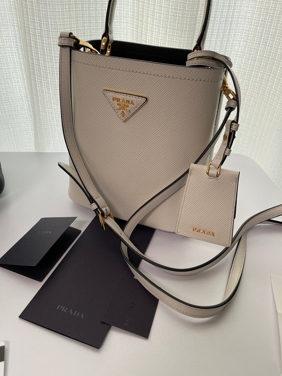 サフィアーノレザースモールバッグ白（ブランドバッグ）の商品画像 - 査定依頼日：2022年8月7日 - 最高査定価格：70,000円