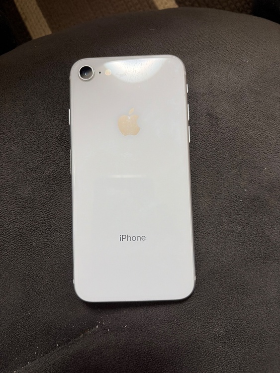 iPhone iPhone8 64GB au（スマホ）の商品画像 - 査定依頼日：2026年9月29日 - 最高査定価格：5,000円