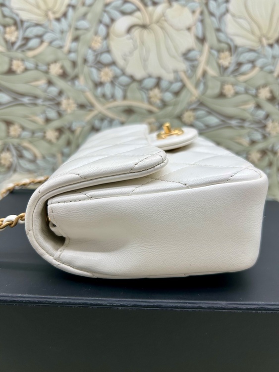CHANEL ハートチャーム ミニマトラッセ ホワイト（ブランドバッグ）の商品画像 - 査定依頼日：2026年5月29日 - 最高査定価格：260,000円