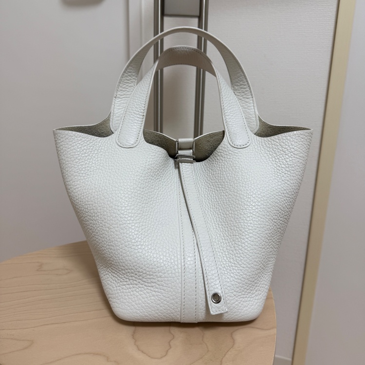 ピコタンロックpm ホワイト（ブランドバッグ）の商品画像 - 査定依頼日：2025年12月7日 - 最高査定価格：350,000円